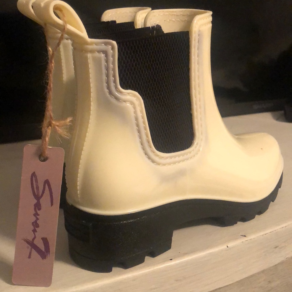 Super cute white and black seven7 rainboots